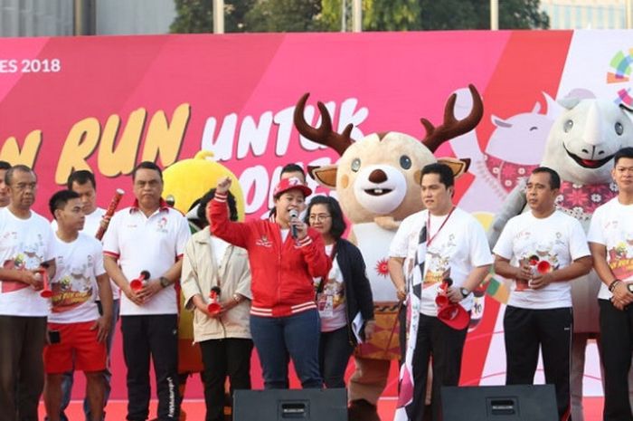 Menteri Koordinator Bidang Pembangunan Manusia dan Kebudayaan (PMK) Puan Maharani melepas peserta fun run untuk meningkatkan demam Asian Games 2018 di Plaza Barat Kompleks Gelora Bung Karno, Senayan, Jakarta Pusat, Minggu (1/7/2018).