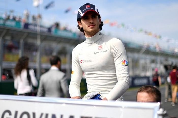 Pebalap tim Sauber asal Italia, Antonio Giovinazzi, ikut saat parade jelang GP Australia di Sirkuit Melbourne Grand Prix, Albert Park, Minggu (26/3/2017).