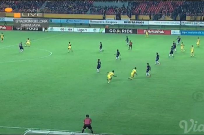 Suasana pertandingan Sriwijaya FC Vs PSIS Semarang pada lanjutan Liga 1 di Stadion Jakabaring, Palembang, Selasa (22/5/2018).