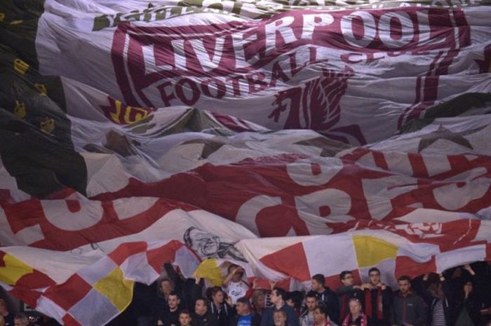    Suporter Liverpool membentangkan bendera raksasa di tribune The Kop dalam partai Liga Europa lawan FC Sion di Stadion Anfield, Liverpool, 1 Oktober 2015.   