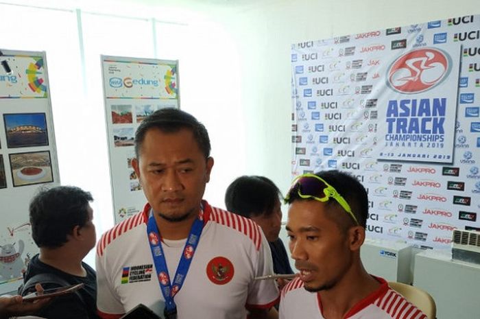 Atlet balap sepeda disabilitas Indonesia, Muhammad Fadli Immammuddin (kanan), saat menghadiri konferensi pers Asian Track Championships 2019, di Jakarta International Velodrome, Jakarta Timur, Senin (7/1/2019).