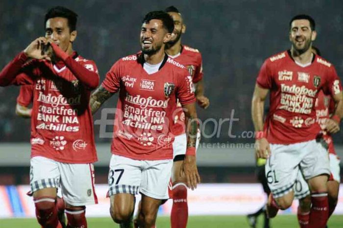               Gelandang Bali United, M. Taufiq (depan) merayakan gol yang dicetaknya ke gawang Perseru Serui dalam laga pekan ketiga Liga 1 2018 di Stadion Kapten I Wayan Dipta, Sabtu (7/4/2018)              