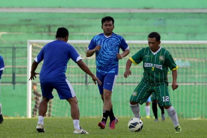  Pengusaha Wibi Andreas (tengah) saat mengikuti laga silaturahmi antara legenda Malang melawan legenda Persebaya Surabaya yang berakhir dengan skor 5-7 di Stadion Gajayana, Kota Malang, Sabtu (21/10/2017). 