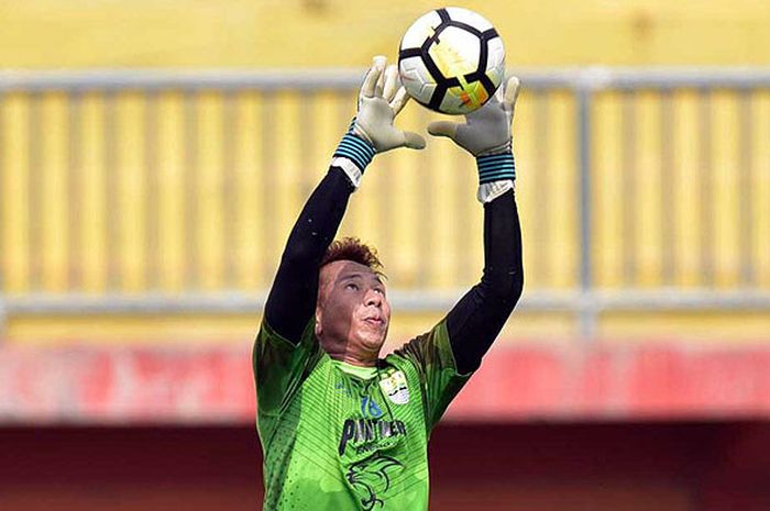 Kiper Persib Bandung, I Made Wirawan, menangkap bola saat mengikuti latihan tim di Stadion Gelora Bandung Lautan Api, Minggu (2/9/2018).