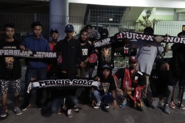 Suporter Persijap Jepara dari Kelompok CNS Berfoto Bersama Suporter Persis Solo di Sekitaran Stadion Manahan Solo, Minggu (8/4/2018).