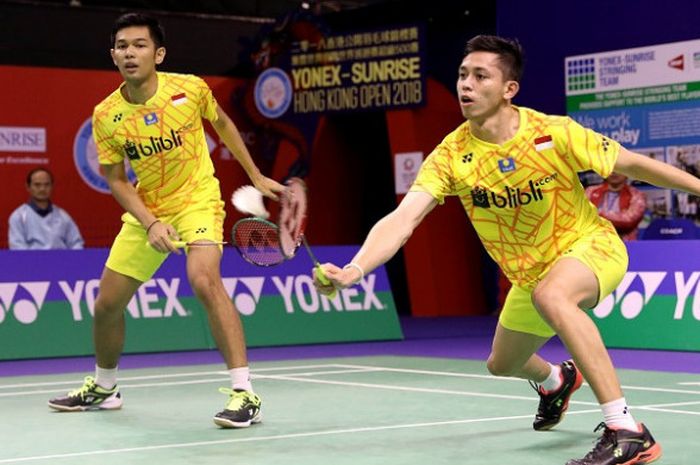 Pasangan ganda putra Indonesia, Fajar Alfian/Muhammmad Rian Ardianto, mengembalikan kok ke arah  Lee Jhe-Huei/Lee Yang (Taiwan) pada laga perempat final yang berlangsung di Hong Kong Coliseum, Jumat (16/11/2018).