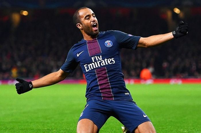 Gelandang Paris Saint-Germain, Lucas Moura, melakukan selebrasi usai mencetak gol saat melawan Arsenal dalam laga lanjutan Grup A Liga Champions di Stadion Emirates Stadium, London, (23/11/2016).