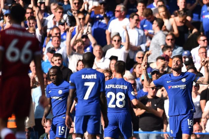  Penyerang Chelsea, Olivier Giroud (kanan), merayakan gol yang dicetak ke gawang Liverpool FC dalam laga Liga Inggris di Stadion Stamford Bridge, London pada 6 Mei 2018. 