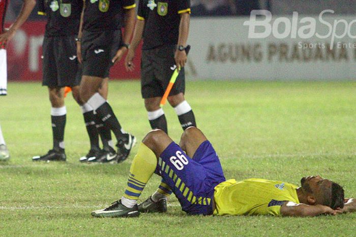 Penyerang Persegres, Patrick da Silva, terlentang menyesali kekalahan timnya dari Bali United dalam laga lanjutan Liga 1 di Stadion Surajaya Lamongan, Senin (31/7/2017).