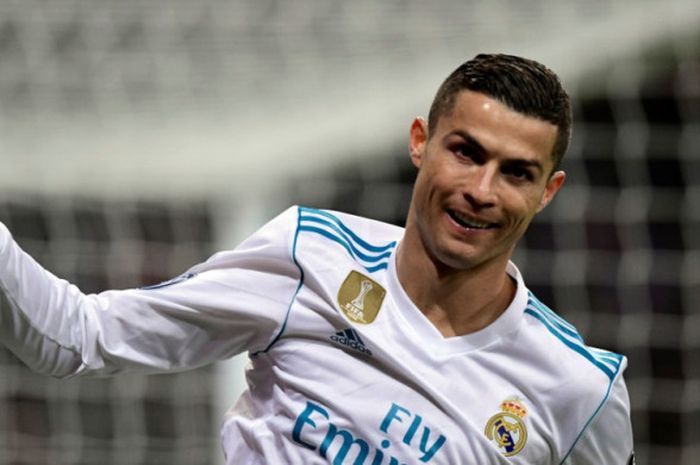 Megabintang Real Madrid, Cristiano Ronaldo, merayakan gol yang dia cetak ke gawang Borussia Dortmund dalam laga Grup H Liga Champions di Stadion Santiago Bernabeu, Madrid, Spanyol, pada 6 Desember 2017.