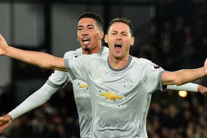   Ekspresi kegembiraan gelandang Manchester United, Nemanja Matic (depan), seusai mencetak gol kemenangan timnya ke gawang Crystal Palace dalam laga Liga Inggris 2017-2018 di Stadion Selhurst Park, London, Inggris, pada Senin (5/3/2018).   