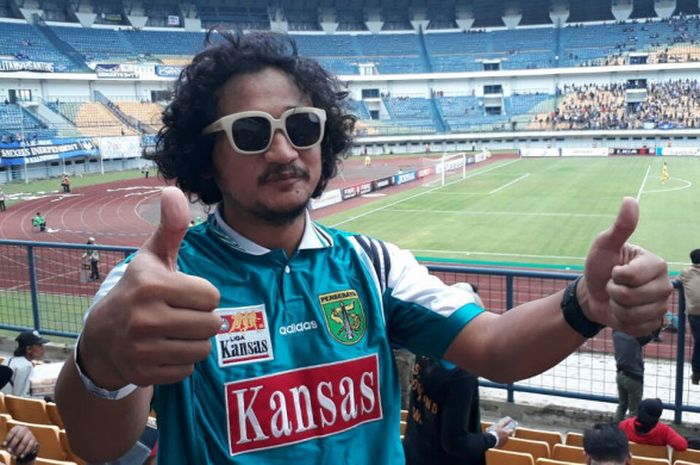 Artis Isa Bajaj saat menyaksikan pertandingan Persebaya melawan PSMS Medan dalam laga final Liga 2 di Stadion GBLA Bandung, Selasa (28/11/2017)