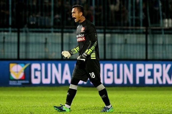 Kiper PS TNI, Dhika Bayangkara saat membela timnya di TSC 2016. 