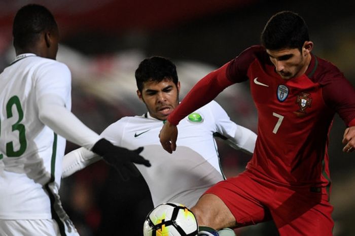 Striker Portugal, Goncalo Guedes (kanan), berduel dengan gelandang Arab Saudi, Yahia Alshehri (tengah), dalam laga persahabatan di Stadion Fontelo, Viseu, Portugal, pada 10 November 2017.