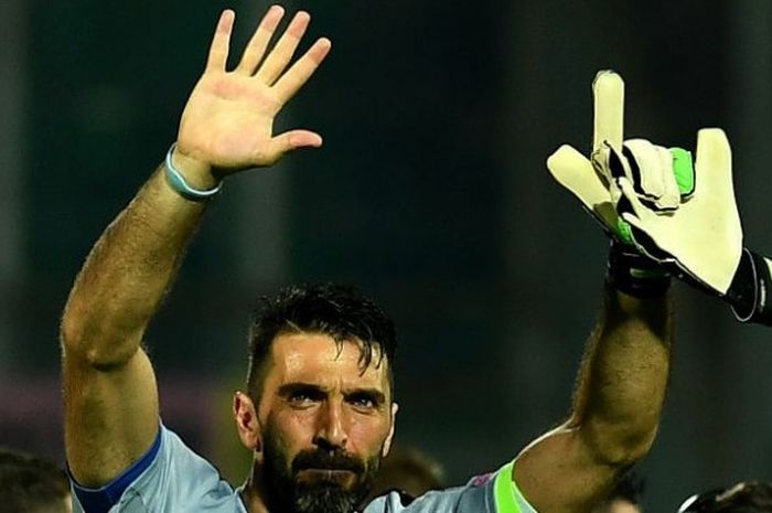 Gesture Italia, Gianluigi Buffon, pada pertandingan kualifikasi Piala Dunia 2018 kontra Albania di Stadion Renzo Barbera, Palermo, Jumat (24/3/2017) waktu setempat. 