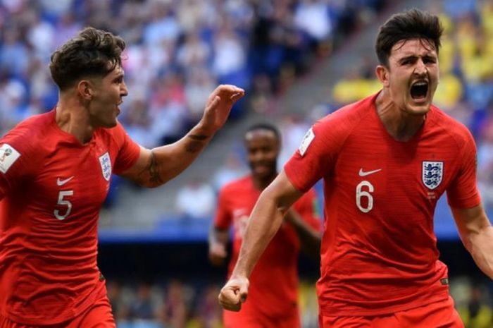 Harry Maguire (kanan) merayakan gol Inggris ke gawang Swedia dalam partai perempat final Piala Dunia 2018 di Samara Arena, 7 Juli 2018.