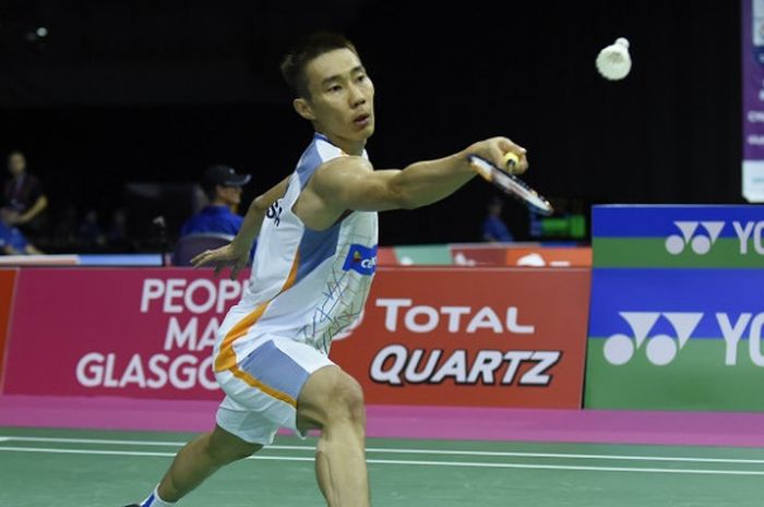 Pebulu tangkis tunggal putra Malaysia, Lee Chong Wei, mengembalikan kok ke arah Brice Leverdez (Prancis) pada babak pertama kejuaraan dunia yang digelar di Emirates Arena, Glasgow, Selasa (22/8/2017).