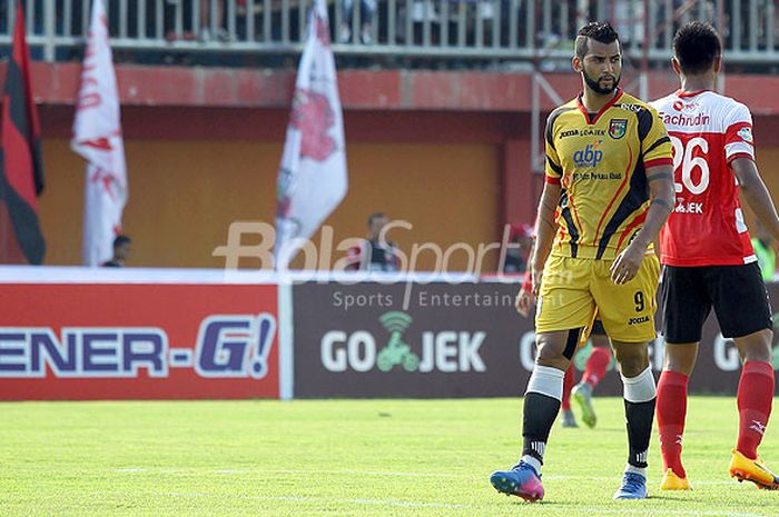 Ekspresi penyerang Mitar Kukar, Marclei Santos, saat tampil melawan Madura United dalam pekan Ketiga