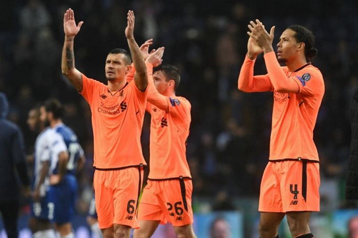 Para pemain Liverpool FC bertepuk tangan untuk suporter seusai laga leg pertama babak 16 besar Liga Champions kontra FC Porto di Stadion Do Dragao, Porto, Portugal, pada 14 Februari 2018.