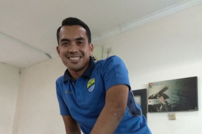 Kiper ketiga Persib, Imam Arief, saat mengikuti kegiatan donor darah di Stadion Persib, Jln Ahmad Yani, kota Bandung, Minggu (10 /12 /2017). 