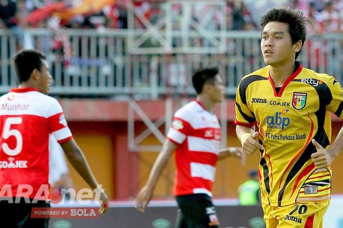 Gelandang Mitra Kukar, Septian David Maulana, saat tampil melawan Madura United dalam laga pekan Ketiga Liga 1 yang berakhir dengan skor 2-2 di Stadion Gelora Ratu Pamellingan Pamekasan, Jawa Timur, Jumat (28/04/2017) WIB.