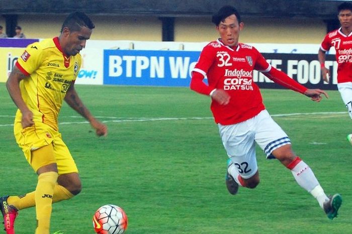 Bek asal Korsel, Ahn Byung Keon (kanan) mengawal ketat penyerang Sriwijaya FC, Beto Gonzalves dalam laga kedua tim di Stadion Kapten I Wayan Dipta, Gianyar.