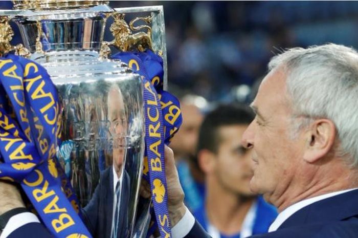 Trofi Liga Inggris saat dipegang Claudio Ranieri 