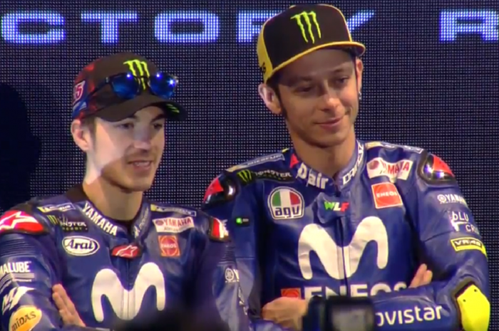 Maverick Vinales dan Valentino Rossi saat acara presentasi tim Movistar Yamaha untuk MotoGP 2018 di Madrid, Spanyol.