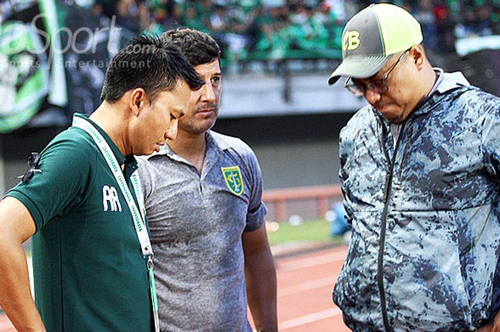 Presiden Persebaya, Azrul Ananda (kiri), pelatih Persebaya, Angel Alfredo Vera (tengah), dan Manajer tim, Chairul Basalamah, berdiskusi dengan ekspresi kecewa usai timnya dikalalahkan Barito Putera dalam laga pekan ketiga Liga 1 2018 di Gelora Bung Tomo Surabaya, Minggu (8/4/2018).