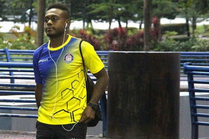 Gelandang asal Indonesia milik klub Liga Premier Malaysia, Felcra FC, David Laly memakai kostum latihan timnya sebelum memasuki Stadion Shah Alam di Selangor pada 24 Januari 2018. 