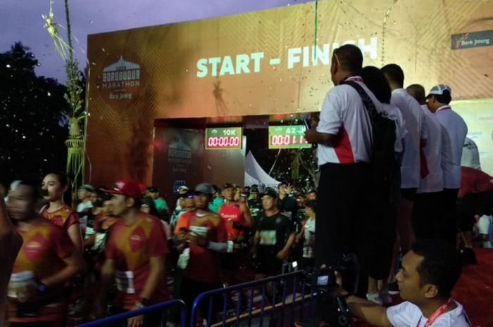 Para pelari kategori maraton dilepas tepat pukul 05.00. Mereka dilepas Gubernur Jawa Tengah Ganjar Pranowo dan Direktur Utama Bank Jateng Supriyatno. 