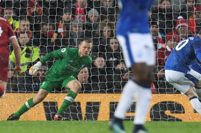 Penyerang Everton, Wayne Rooney, melakukan eksekusi tendangan penalti yang berujung gol ke gawang Liverpool di pertandingan lanjutan Liga Inggris di Stadion Anfield, Minggu (10/12/2017) waktu setempat.