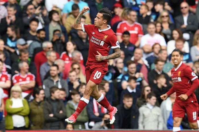 Gelandang Liverpool FC, Philippe Coutinho, merayakan gol yang dia cetak ke gawang Middlesbrough dalam laga Liga Inggris di Stadion Anfield, Liverpool, pada 21 Mei 2017.