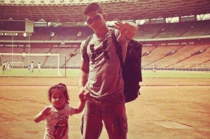 Iko Uwais dan anaknya sedang berada di Stadion Gelora Bung Karno Jakarta