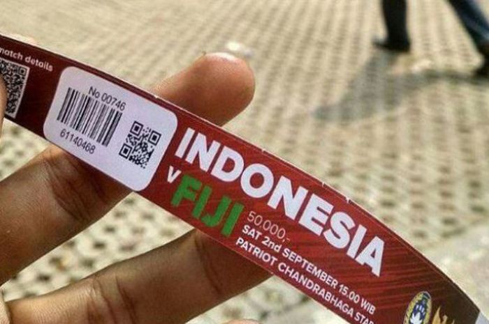 Seorang suporter mengunggah foto tiket laga persahabatan Indonesa Vs Fiji di Stadion Chandrabaga, Bekasi pada, Sabtu (2/9/2017)