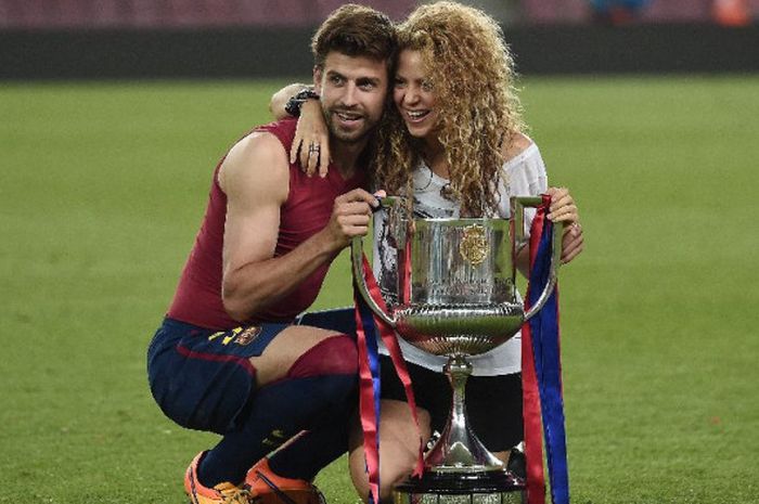  Pemain FC Barcelona dengan istrinya, Shakira, berpose bersama trofi Piala Raja Spanyol seusai laga final Piala Raja kontra Athletic Bilbao di Camp Nou, Barcelona, pada 30 Mei 2015. 