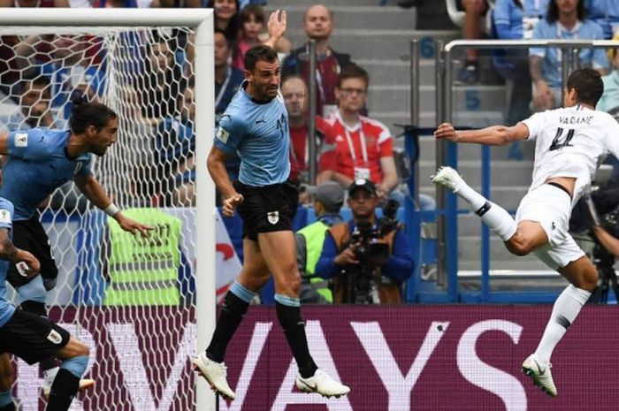 Raphael Varane (kanan) menyundul bola untuk mencetak gol Prancis ke gawang Uruguay dalam partai babak 8 besar Piala Dunia 2018 di Nizhny Novgorod, 6 Juli 2018.