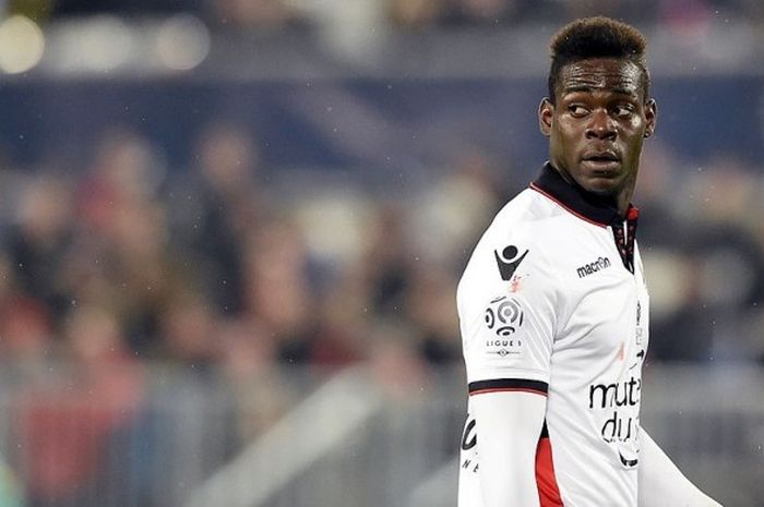 Ekspresi penyerang Nice, Mario Balotelli, saat tampil melawan Bordeaux dalam laga lanjutan Ligue 1 2016-2017 di Stadion Matmut Atlantique, Bordeaux, pada 21 Desember 2016.