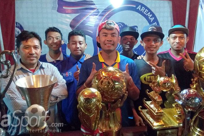 Media officer Arema FC, Sudarmaji, berpose bersama Komunitas Tunarungu Malang pada Selasa (8/8/2017) .