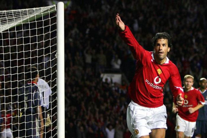  Mantan striker Manchester United, Ruud van Nistelrooy, merayakan gol yang dia cetak ke gawang Benfica dala