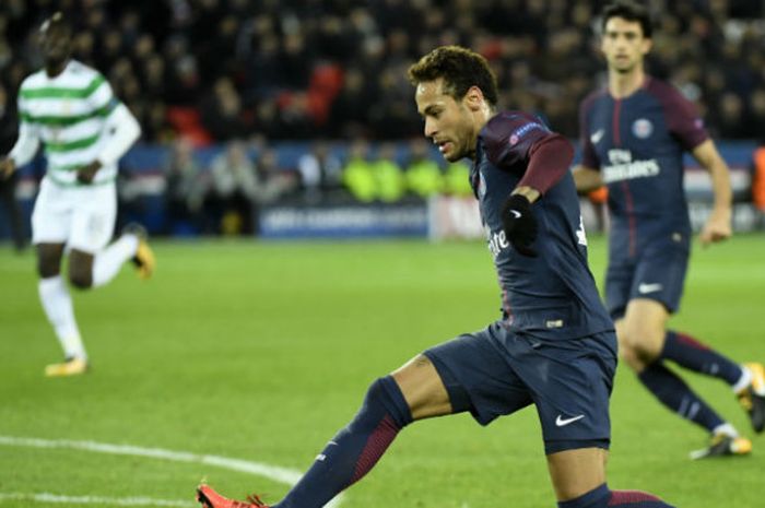 Aksi bintang Paris Saint-Germain, Neymar, dalam laga Liga Champions melawan Celtic FC di Stadion Parc de Princes, Paris, Rabu (22/11/2017) waktu setempat atau Kamis dini hari WIB.