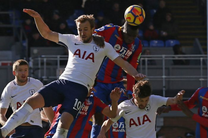 Striker Tottenham Hotspur, Harry Kane, berusaha menyundul bola dalam partai Liga Inggris kontra Crystal Palace di Selhurst Park, Minggu (25/2/2018)