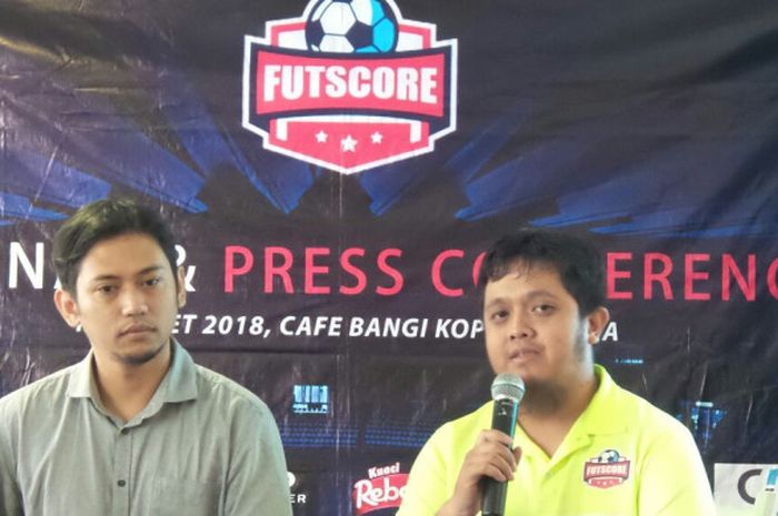 Dua Co-founder Futscore, Deni Refianto (kanan) dan Fachrian Adi Nugraha dalam peluncuran aplikasi penyedia data atlet serta turnamen/kompetisi futsat di Jakarta Pusat pada Selasa (13/3/2018). 