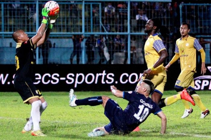 Striker Arema Cronus, Cristian Gonzales, berupaya membobol gawang Barito Putra yang dikawal Adhitya Harland dalam laga lanjutan Torabika Soccer Championship di Stadion Kanjuruhan, Malang, Jawa Timur, 26 Juli 2016.