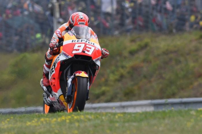 Pebalap Repsol Honda, Marc Marquez, memacu motornya saat menjalani balapan GP Ceska di Automotodrom Brno, Republik Ceska, Minggu (6/8/2017).