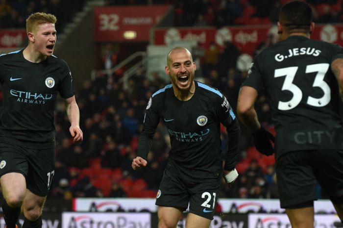 Selebrasi gelandang Manchester City, David Silva (tengah) seusai mencetak gol keduanya ke gawang Stoke City dalam laga Liga Inggris 2017-2018 di Stadion Bet365, Stoke-on-Trent, Inggris, pada Senin (12/3/2018).