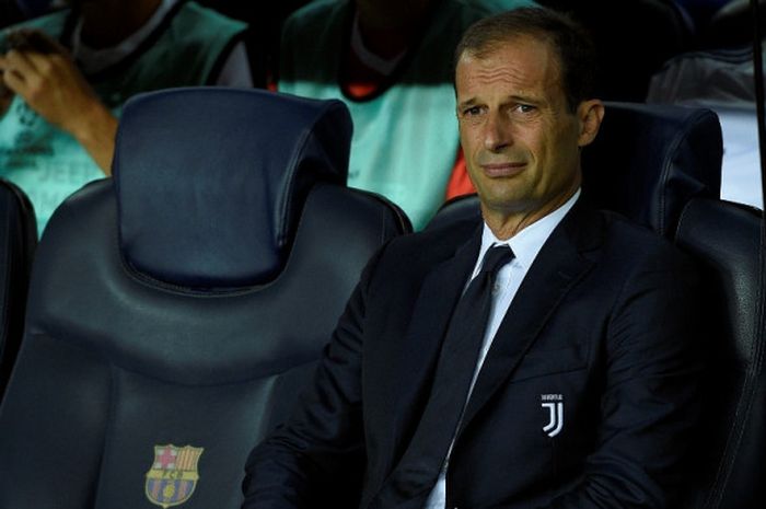 Reaksi pelatih Juventus, Massimiliano Allegri, sebelum dimulainya laga Grup D Liga Champions kontra FC Barcelona di Stadion Camp Nou, Barcelona, Spanyol, Rabu (13/9/2017) dini hari WIB.