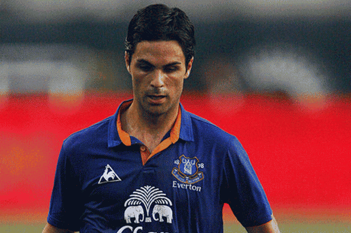 Mikel Arteta saat mengontrol bola melawan Philadelphia Union di Pennsylvania, 20 Juli 2011. 