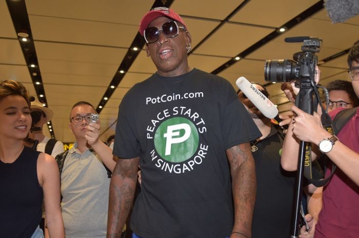 Eks pebasket NBA, Dennis Rodman, tiba di Bandara Internasional Changi, Singapura, pada Selasa (12/6/2018) dini hari. Rodman berada di Singapura untuk memberi dukungan kepada kedua kawannya, Presiden AS Donald Trump dan Presiden Korea Utara Kim Jong Un yang melakukan pertemuan.