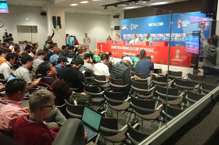 Suasana konferensi pers timnas Arab Saudi yang dihadiri pelatih Juan Antonio Pizzi di Stadion Luzhniki, Moskow pada Rabu (13/6/2018).